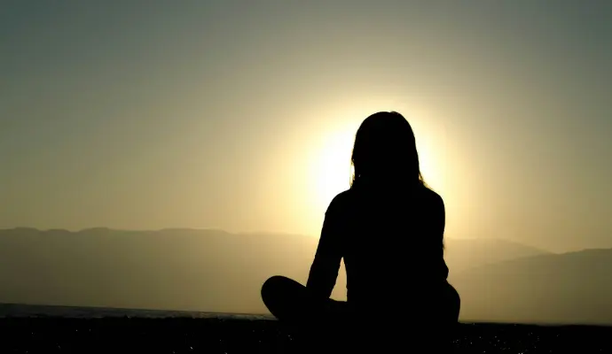 Meditatie woman sitting on sand
